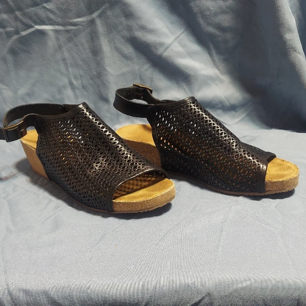 Eric Michael Phoebe Black Laser Cut Leather Cork Wedge Sandals Size 39/8.5